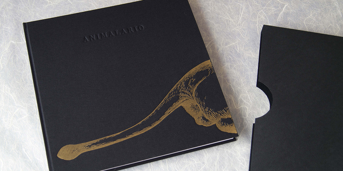 Portada negra del libro de artista Animalario