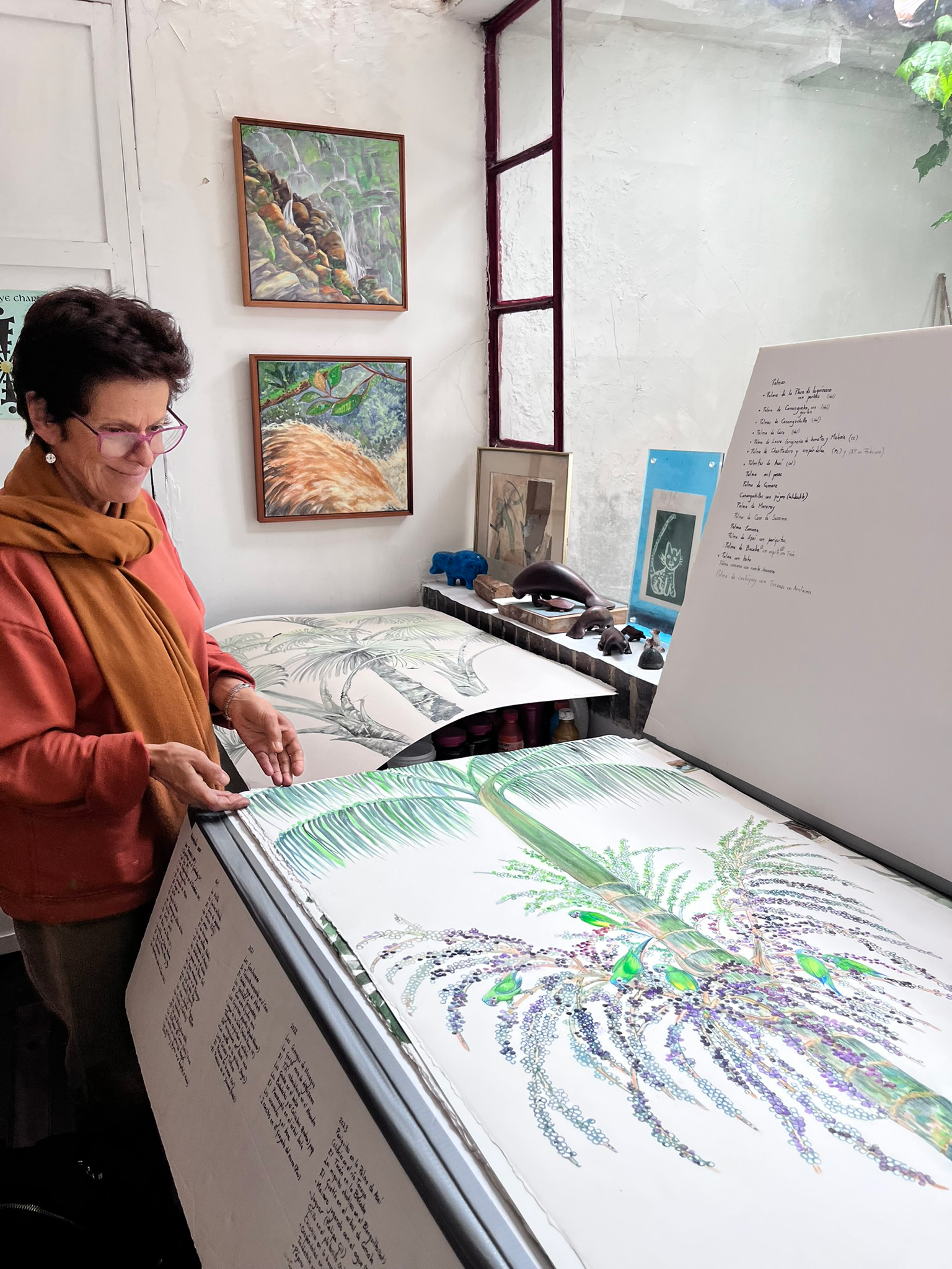 Blanca Moreno trabajando en una obra botánica en su estudio